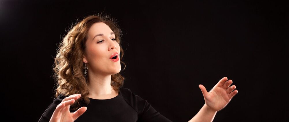 Female Choir Conductor - Atem-Tonus-Ton